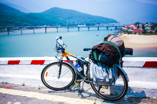 Xe máy hay xe đạp sẽ là một lựa chon hoàn hảo để khám phá thành phố biển