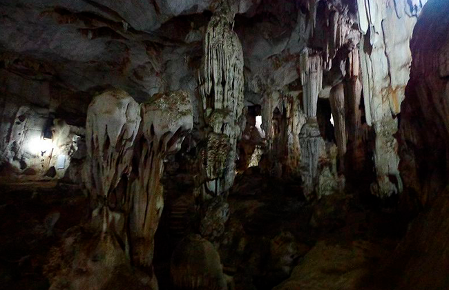 Những khối nhũ đá với rất nhiều hình thù phong phú trong hang Dơi